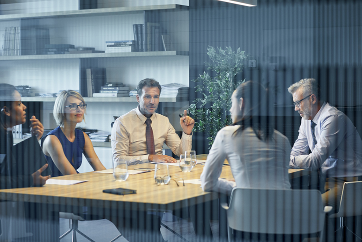 Business-Team diskutiert Entscheidungen in einem Meetingraum