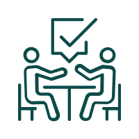 Ein Icon zeigt zwei stilisierte Personen, die an einem Tisch sitzen und sich gegenüberstehen. Über ihnen ist ein Quadrat mit einem großen Häkchen darin abgebildet.